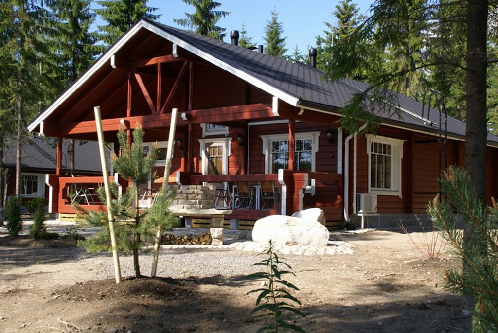 Kartanohotelli Satulinna Huvilat Hirvensalmi Exterior photo